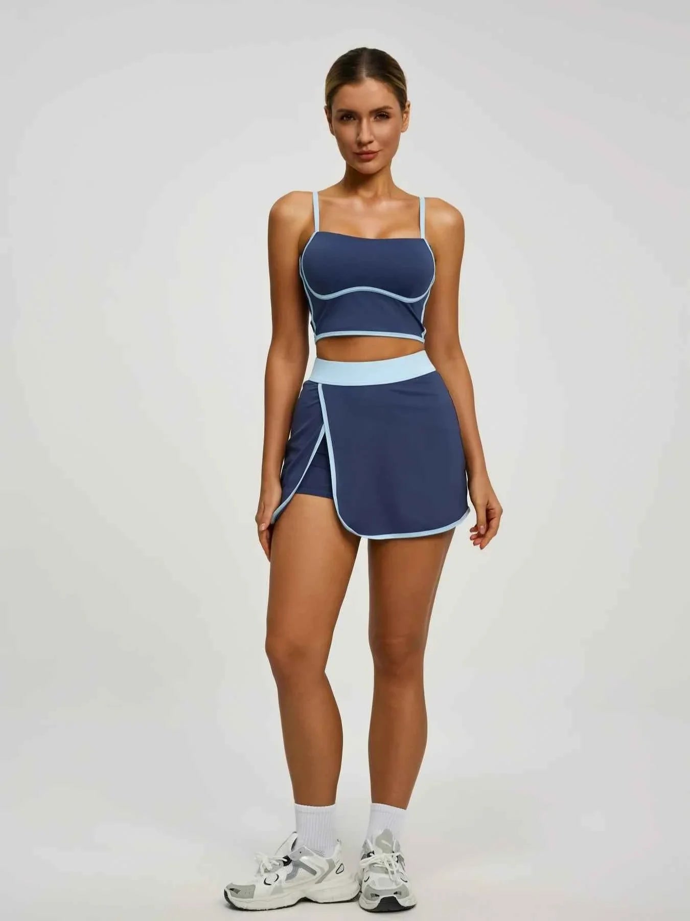 Conjunto Deportivo para Mujeres: Top Corto Acolchado y Falda Corto con Bolsillos