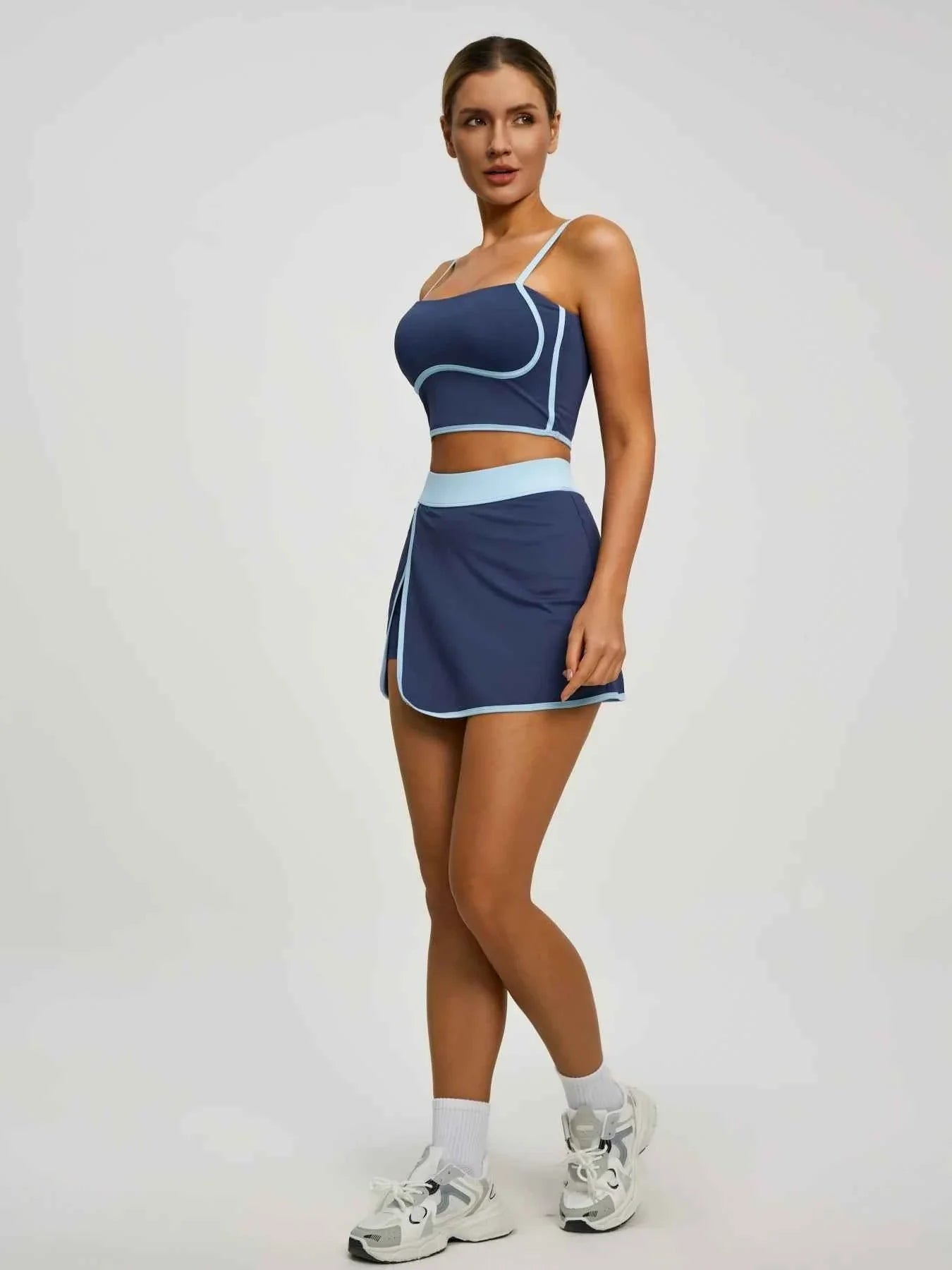 Conjunto Deportivo para Mujeres: Top Corto Acolchado y Falda Corto con Bolsillos