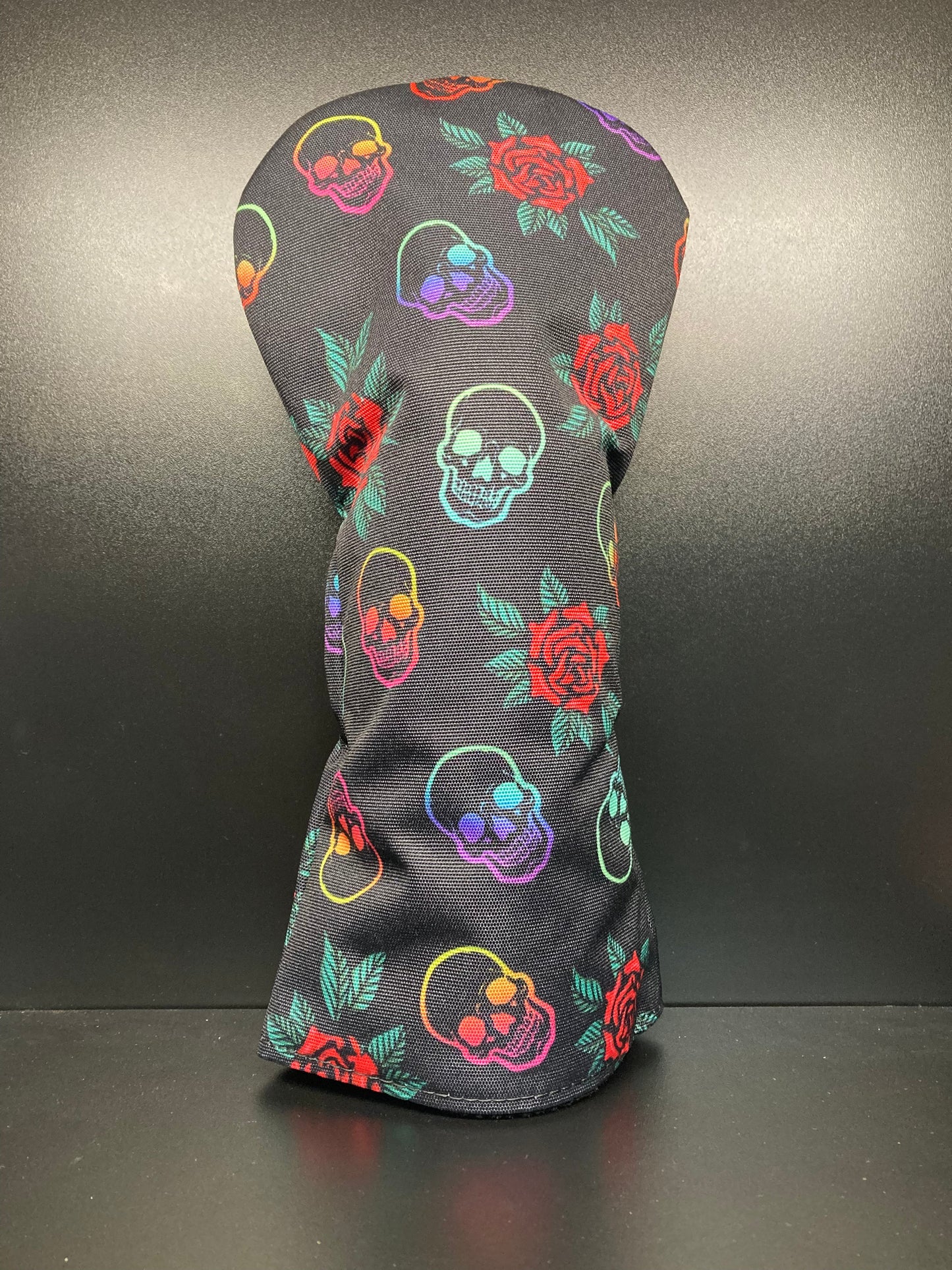 Couvre-club de golf à motif têtes de mort et roses.