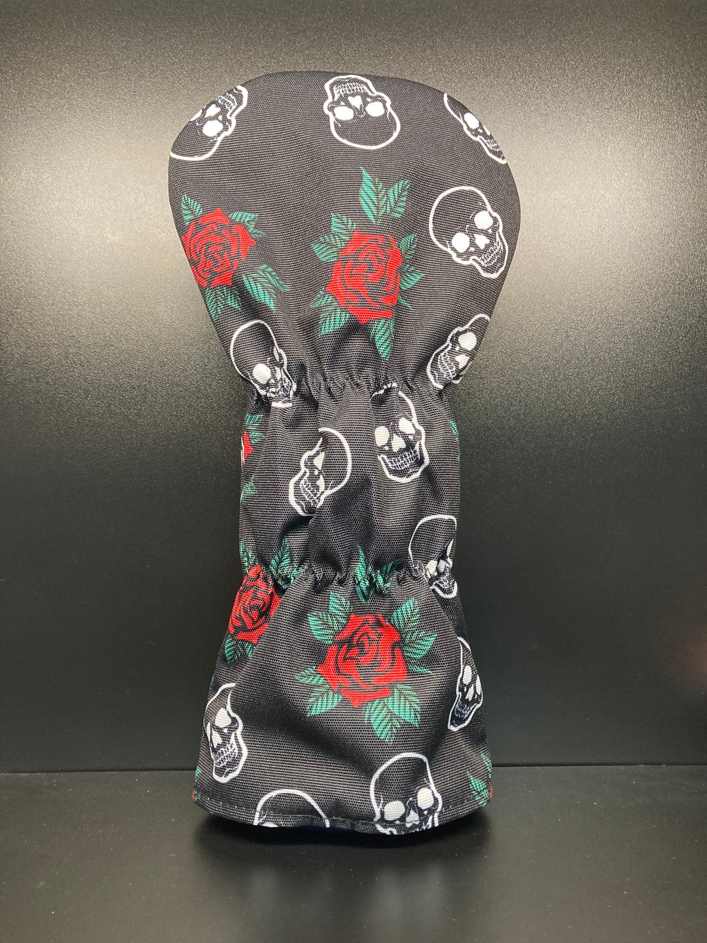 Couvre-club de golf à motif têtes de mort et roses.