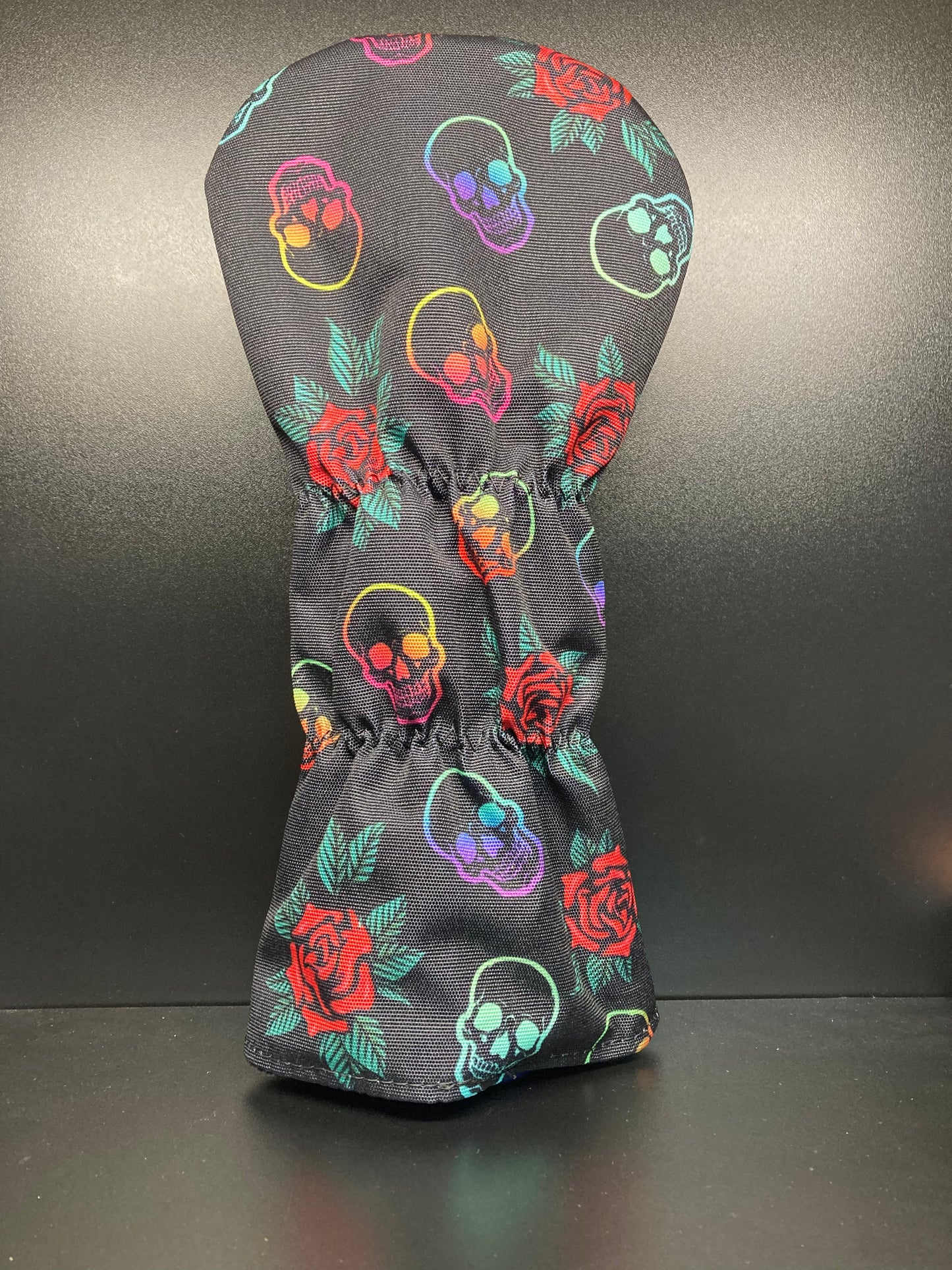 Couvre-club de golf à motif têtes de mort et roses.
