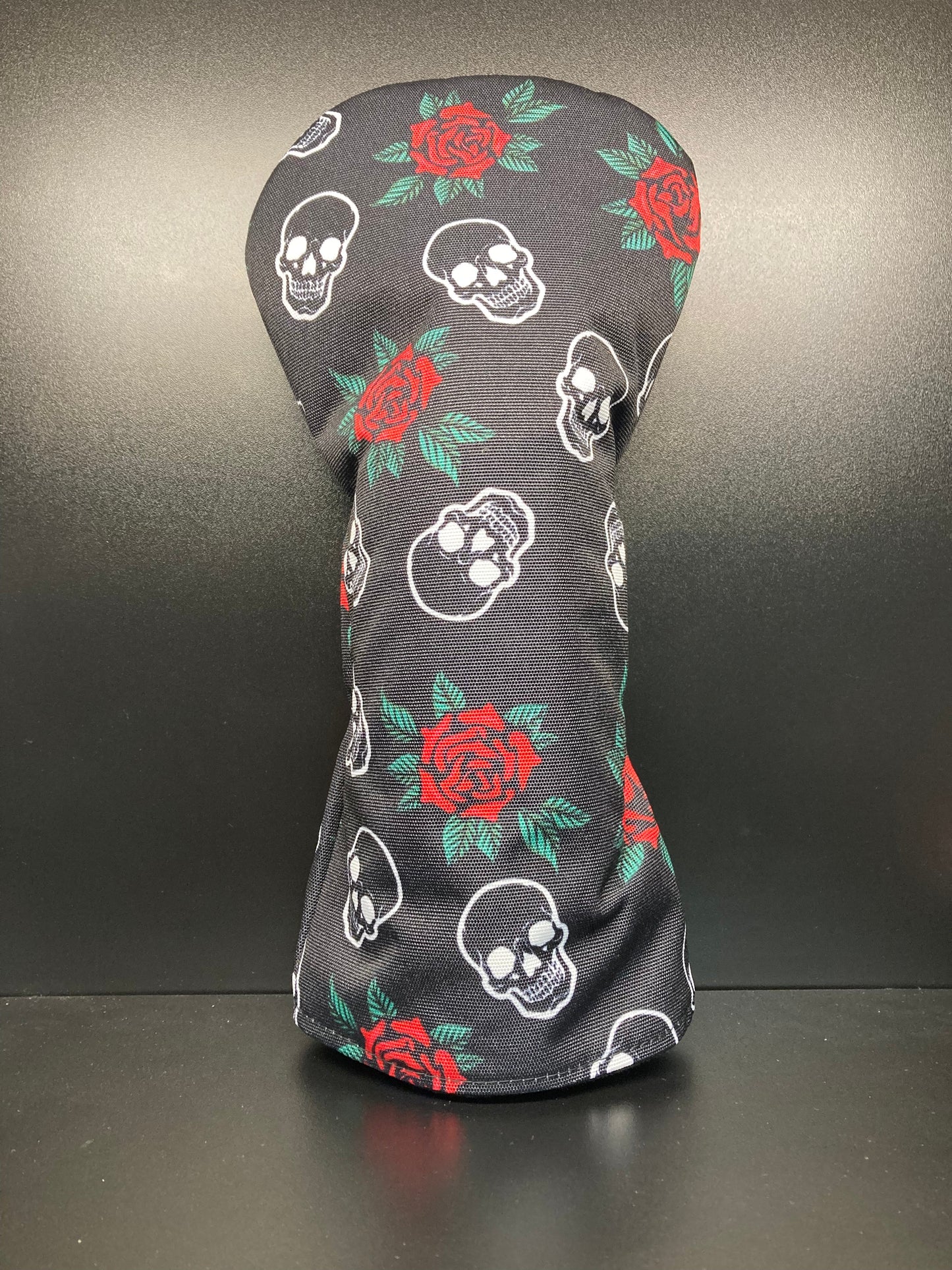 Couvre-club de golf à motif têtes de mort et roses.