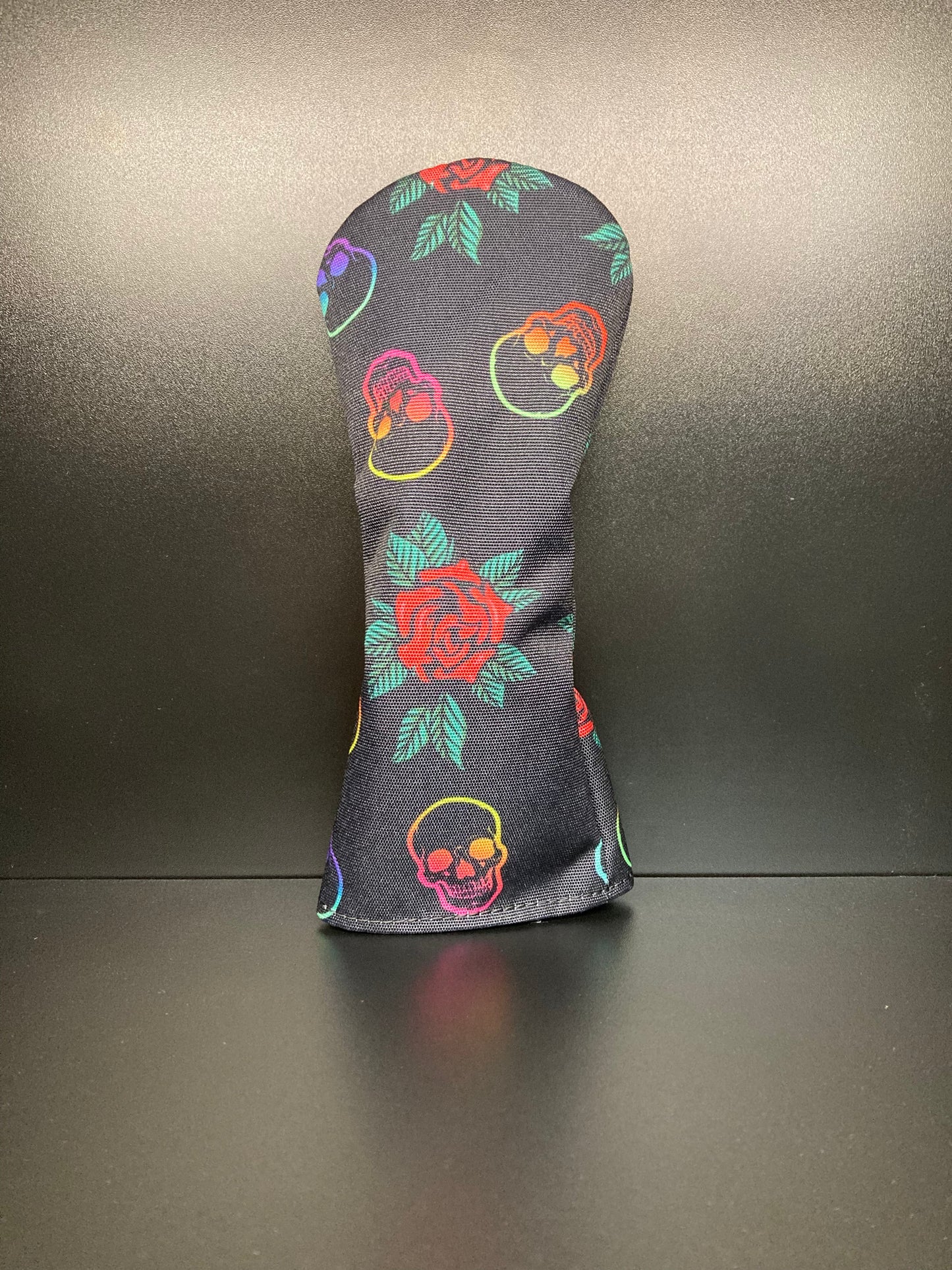 Couvre-club de golf à motif têtes de mort et roses.