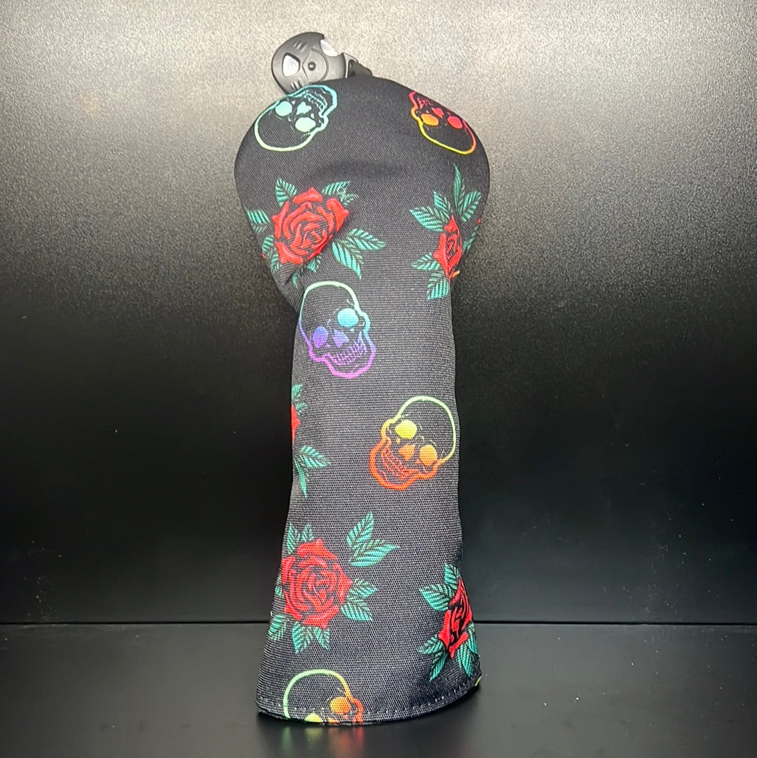 Couvre-club de golf à motif têtes de mort et roses.