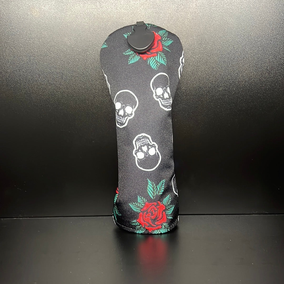Couvre-club de golf à motif têtes de mort et roses.