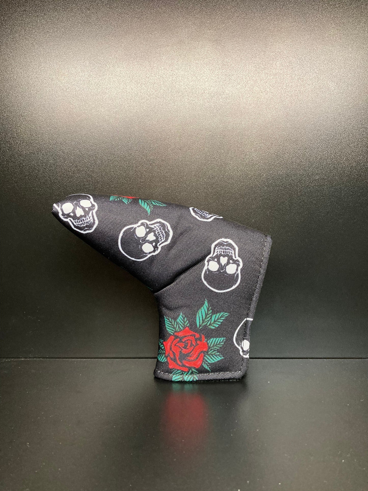 Couvre-club de golf à motif têtes de mort et roses.