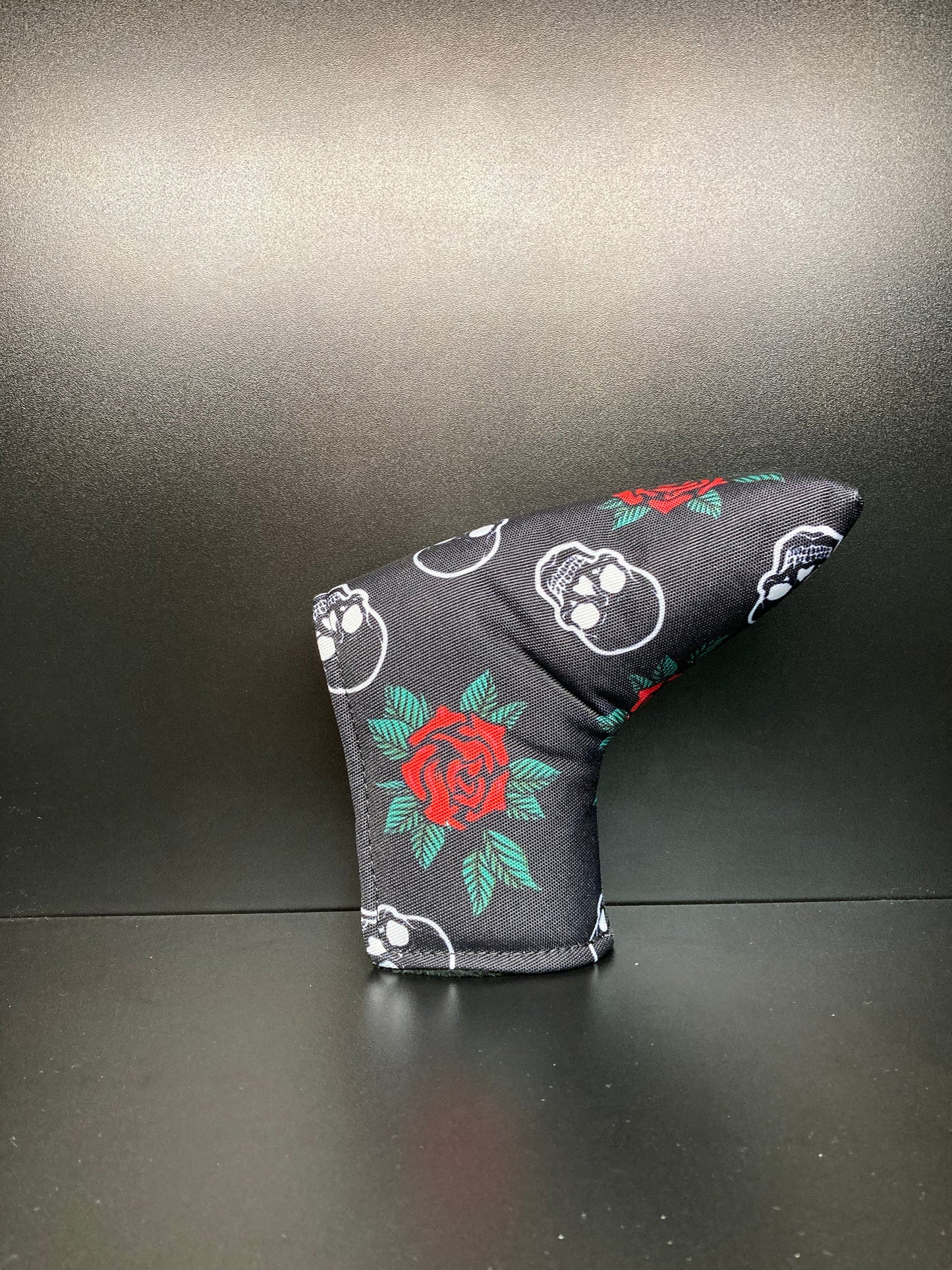 Couvre-club de golf à motif têtes de mort et roses.