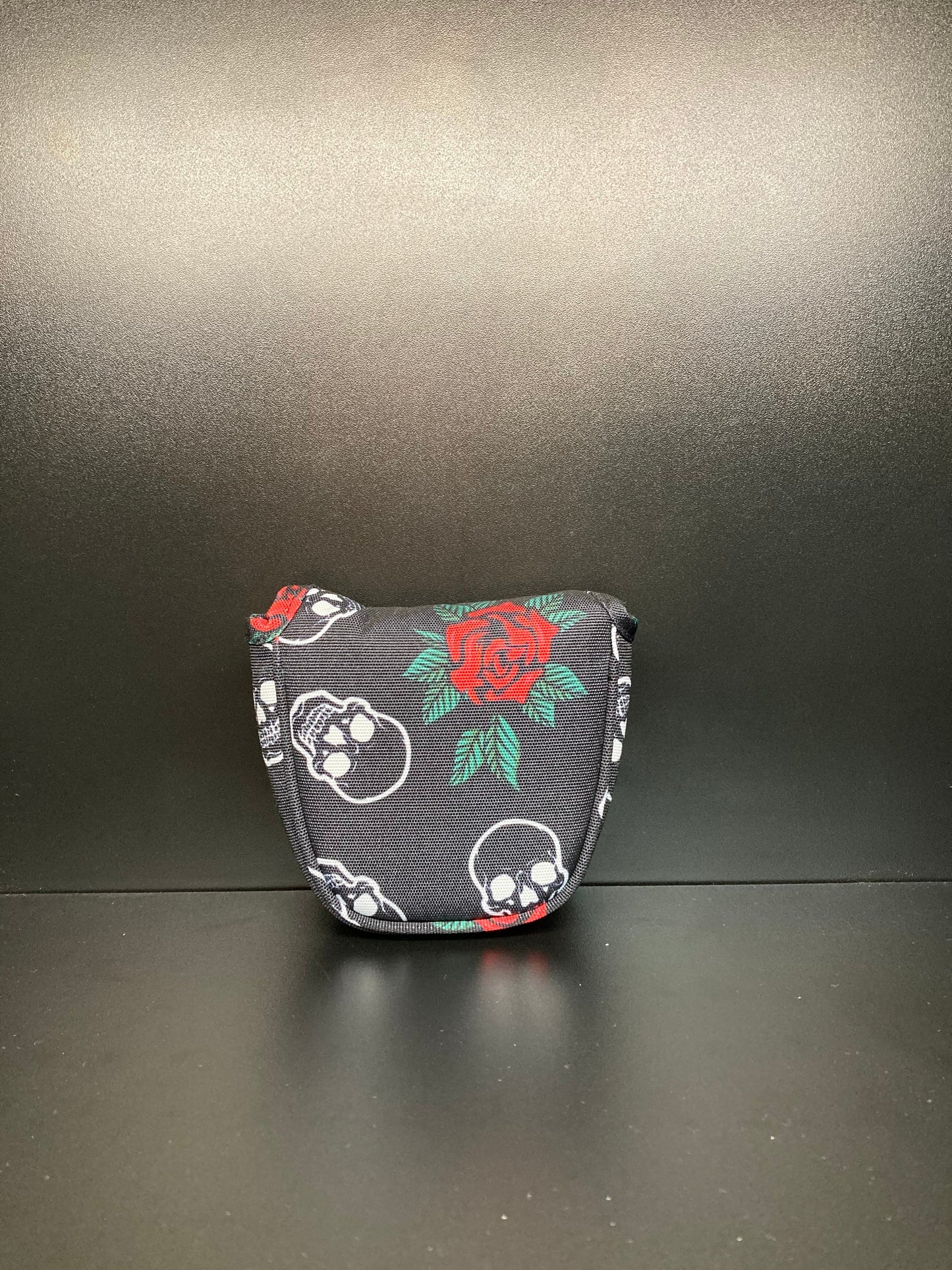Couvre-club de golf à motif têtes de mort et roses.