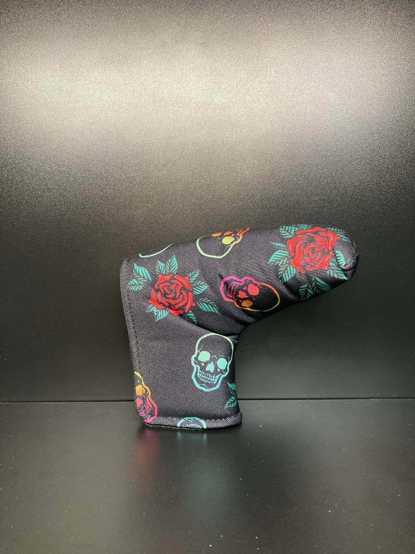 Couvre-club de golf à motif têtes de mort et roses.