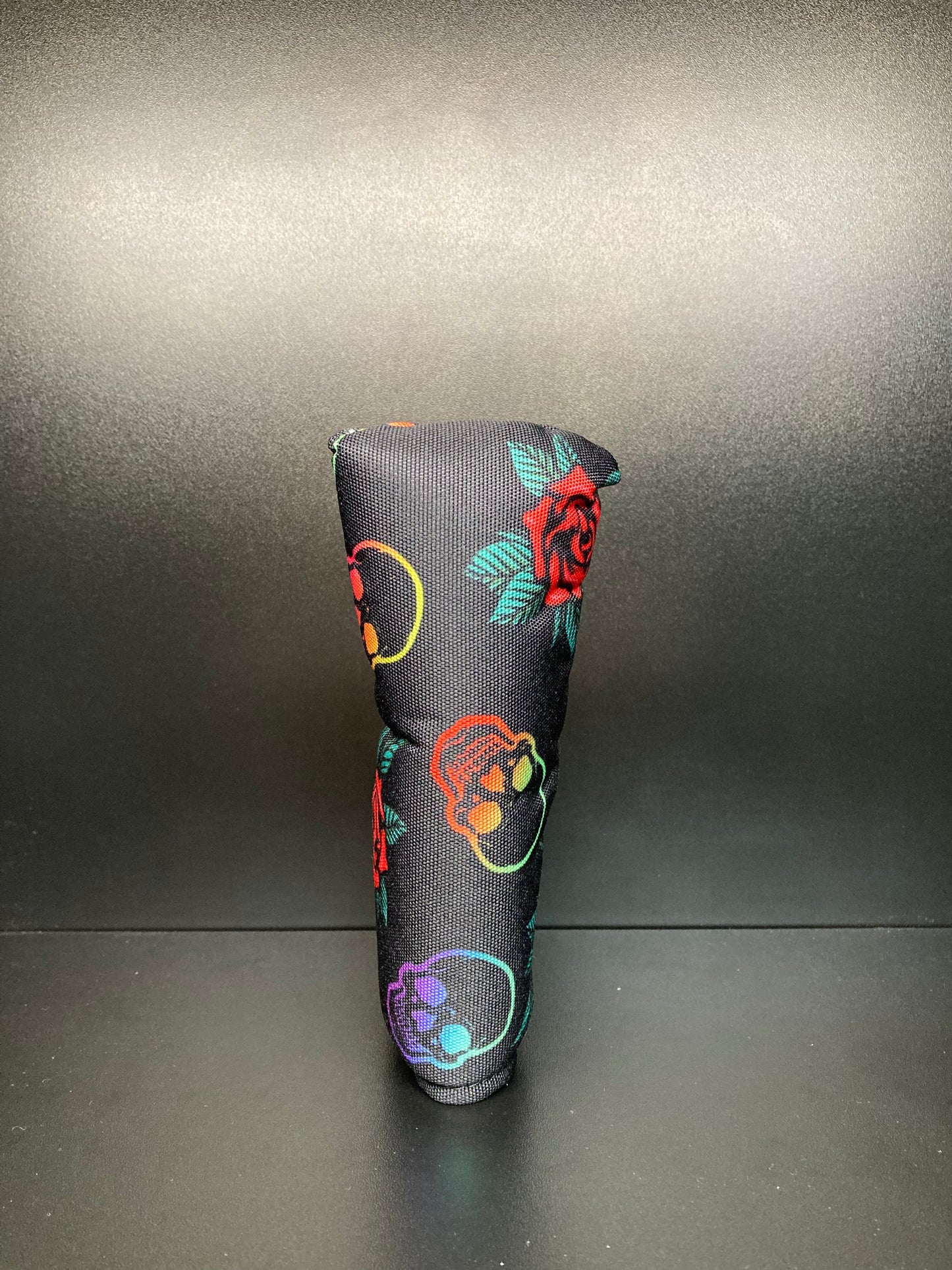 Couvre-club de golf à motif têtes de mort et roses.