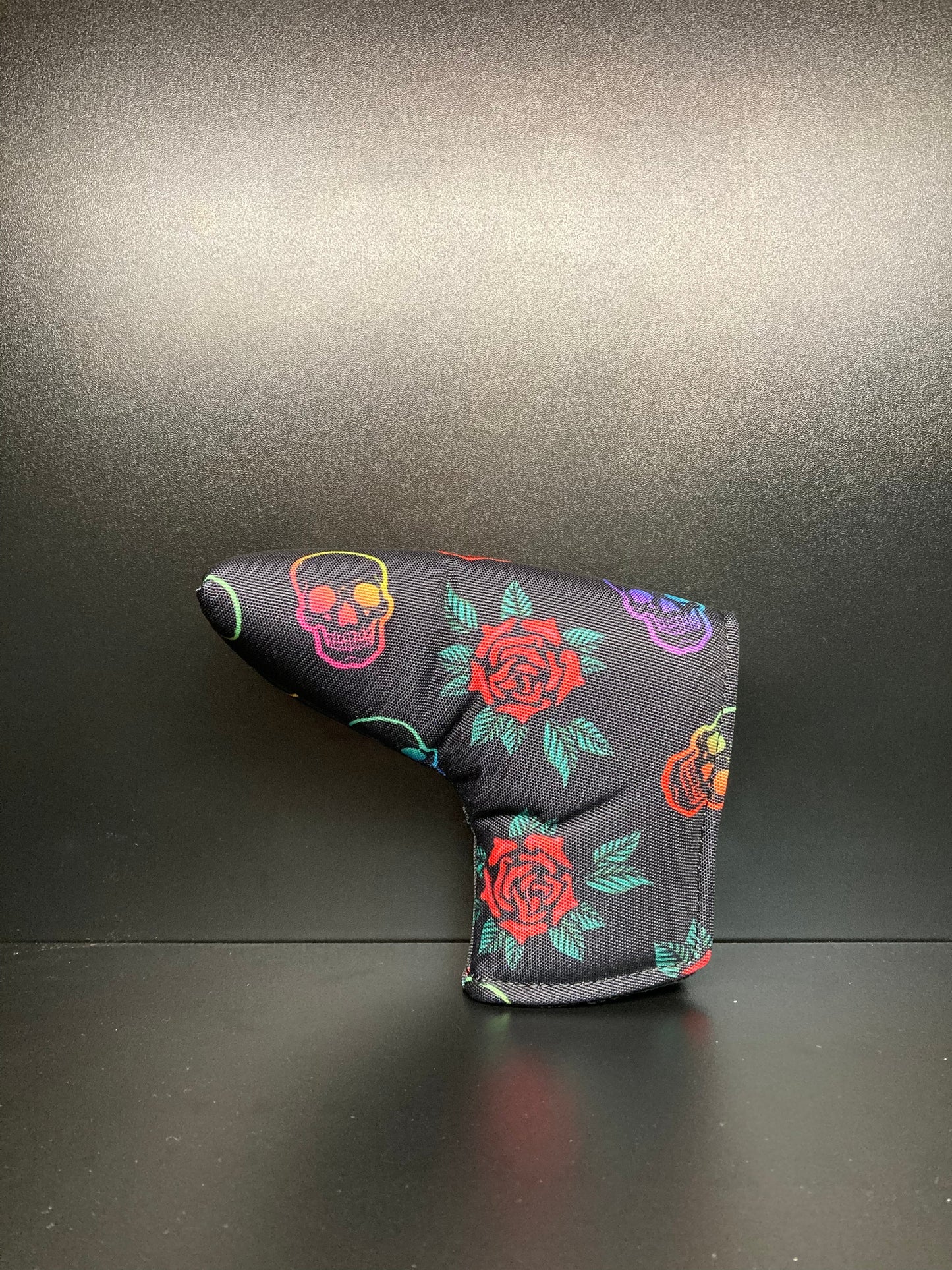 Couvre-club de golf à motif têtes de mort et roses.