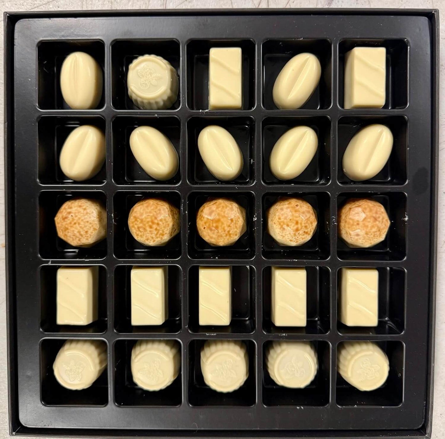 TRUFAS DE CHOCOLATE BLANCO BELGA SIN AZÚCAR ANDY ANAND - 25 piezas