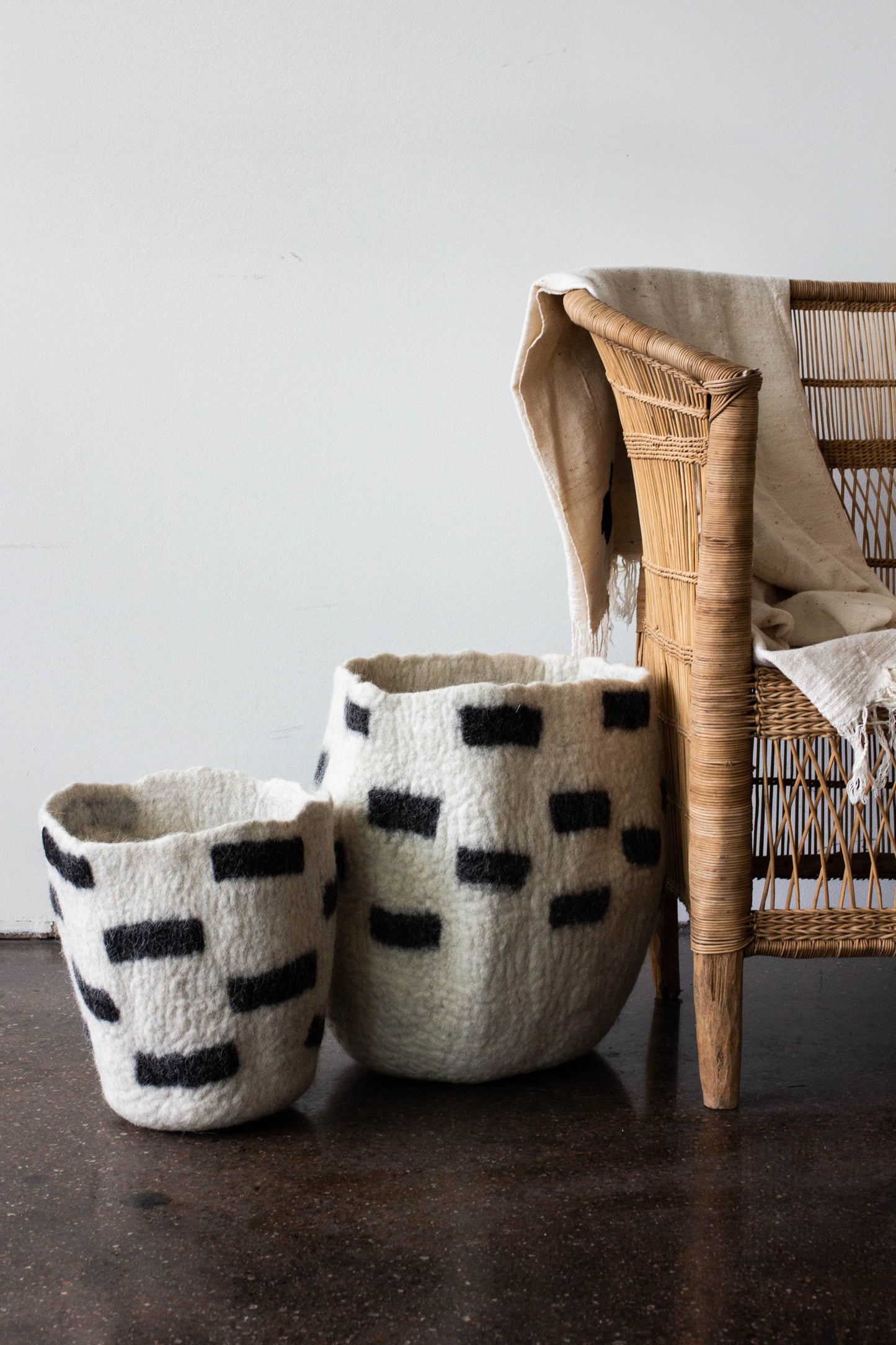 Cesta de Almacenamiento de Lana Negra y Marfil Tribal Repeat
