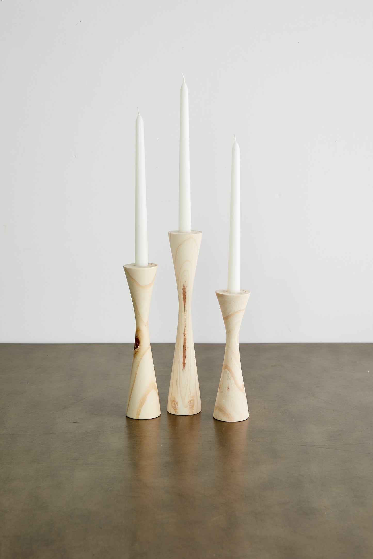 Soporte de candelabro de madera cónico Geo