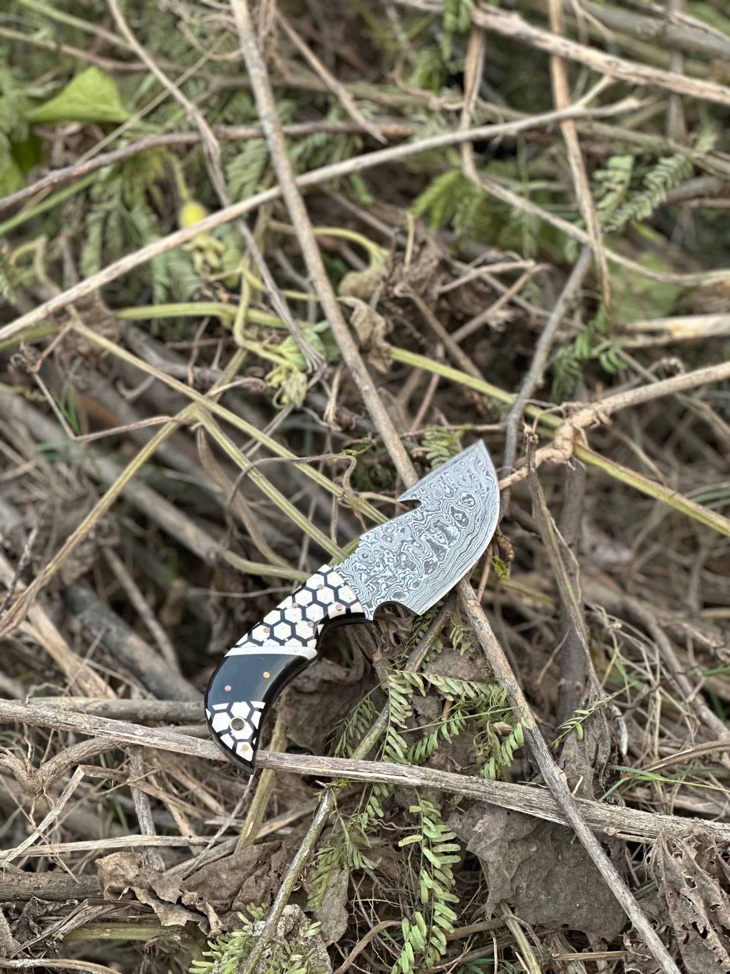 Artisan Crafted Damascus Steel Guthook Skinning Knife with Unique Resin Handle - 7.5” Blade & Leather Sheath - Korvel