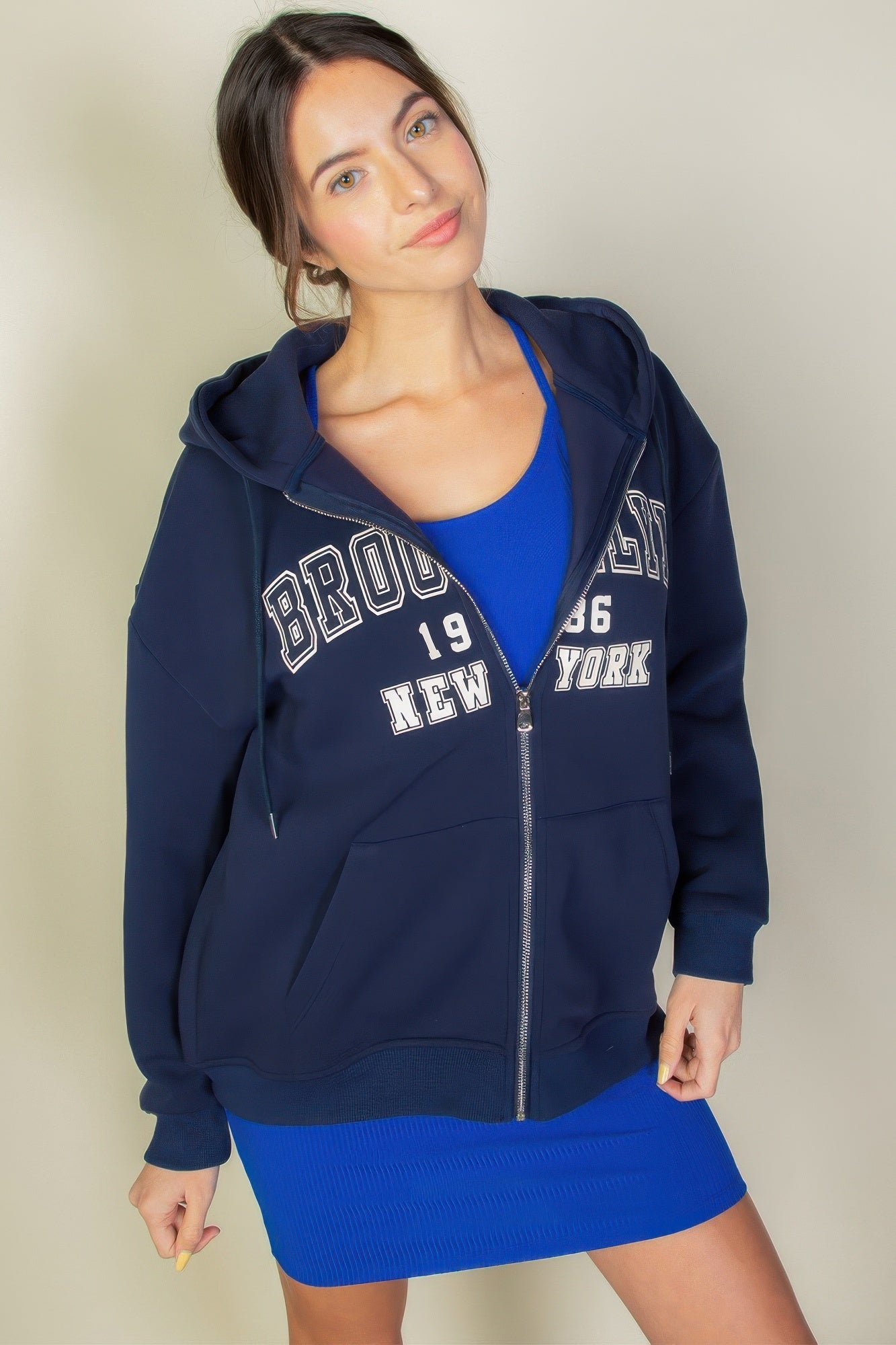 Sudadera con cremallera y hombros caídos gráficos