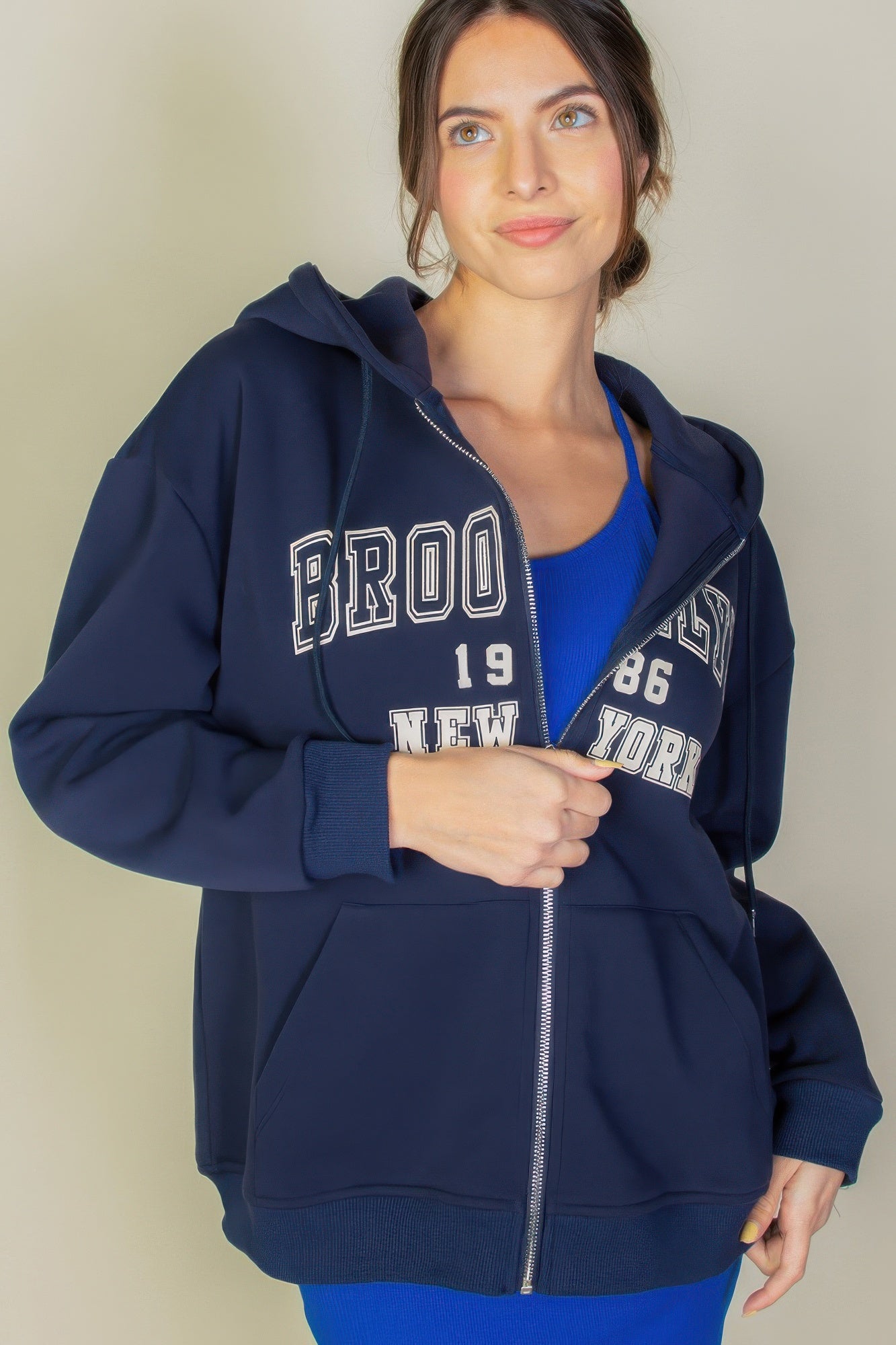 Sudadera con cremallera y hombros caídos gráficos