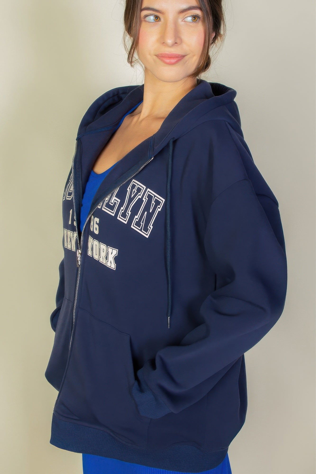 Sudadera con cremallera y hombros caídos gráficos