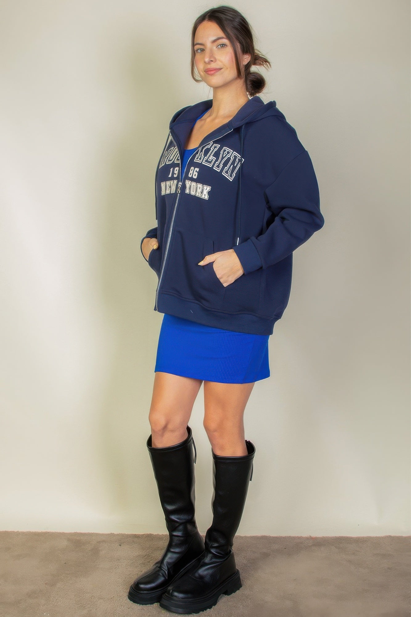 Sudadera con cremallera y hombros caídos gráficos