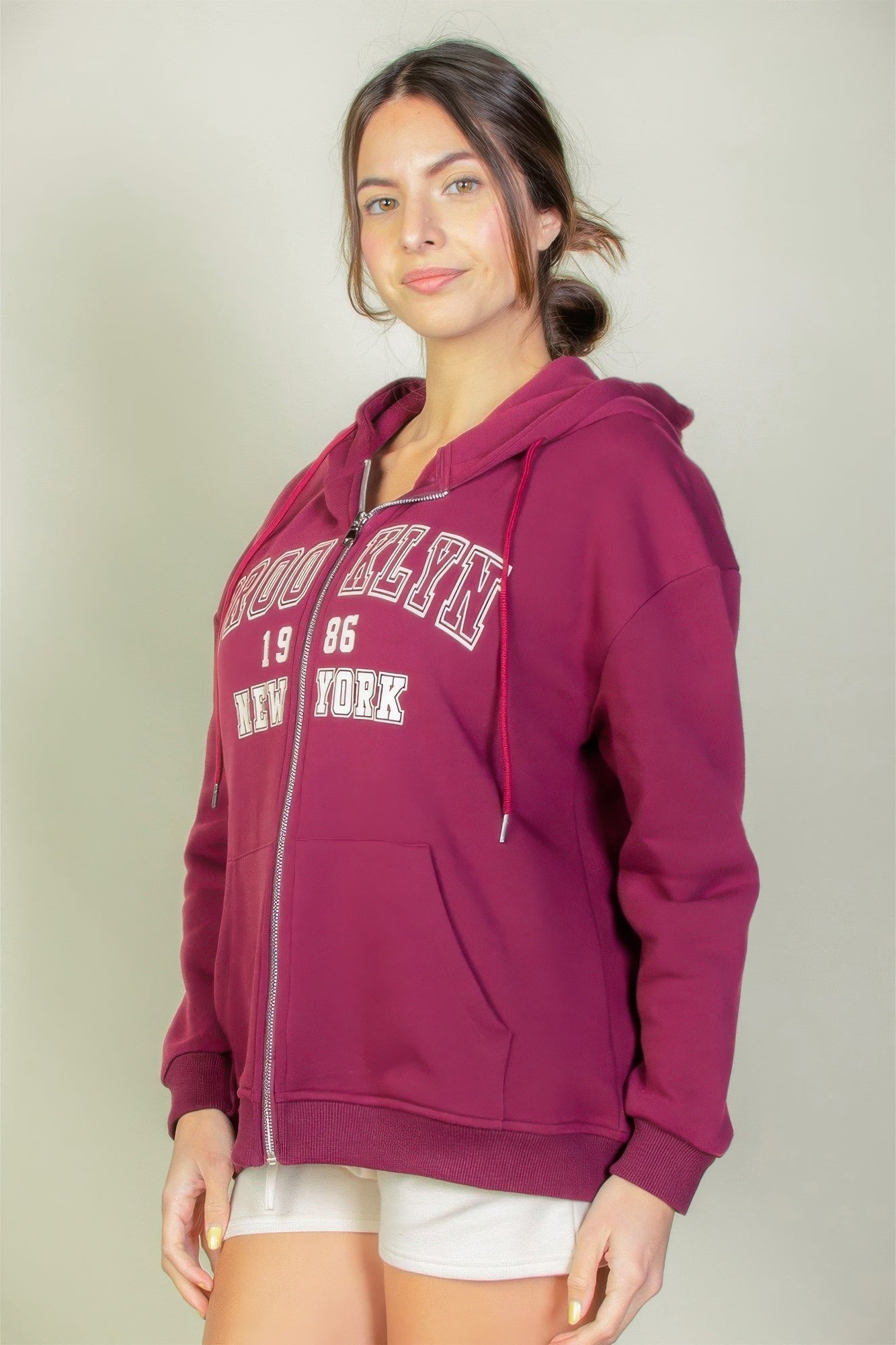 Sudadera con cremallera y hombros caídos gráficos