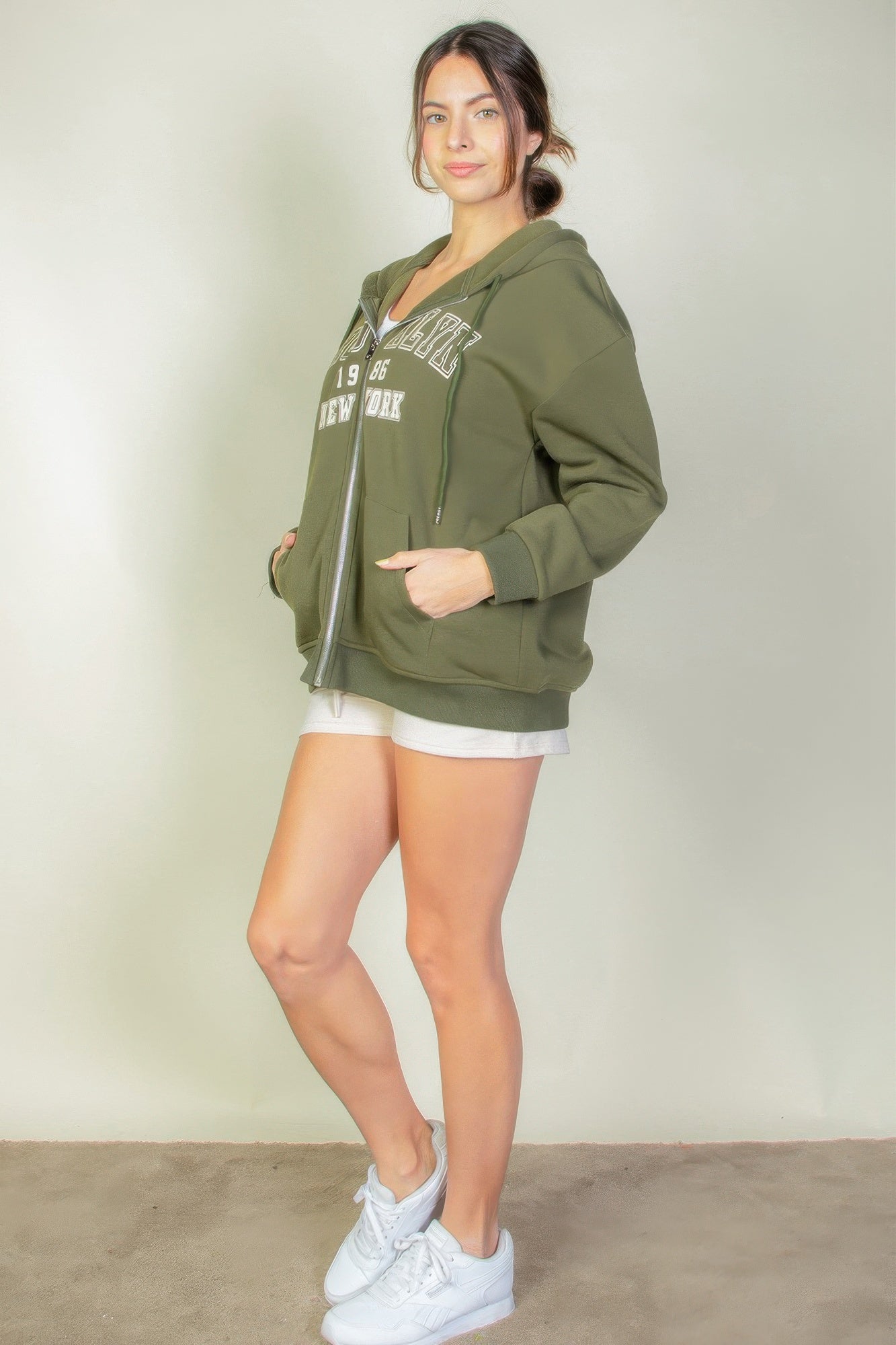 Sudadera con cremallera y hombros caídos gráficos