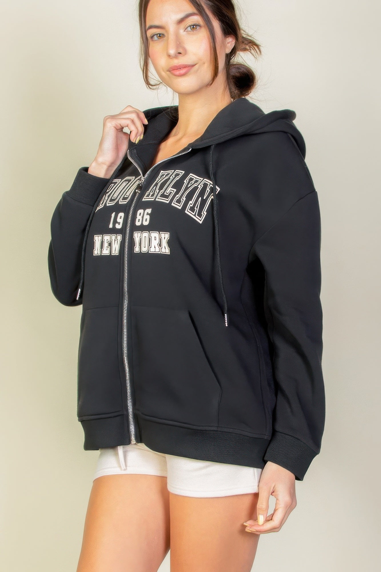 Sudadera con cremallera y hombros caídos gráficos