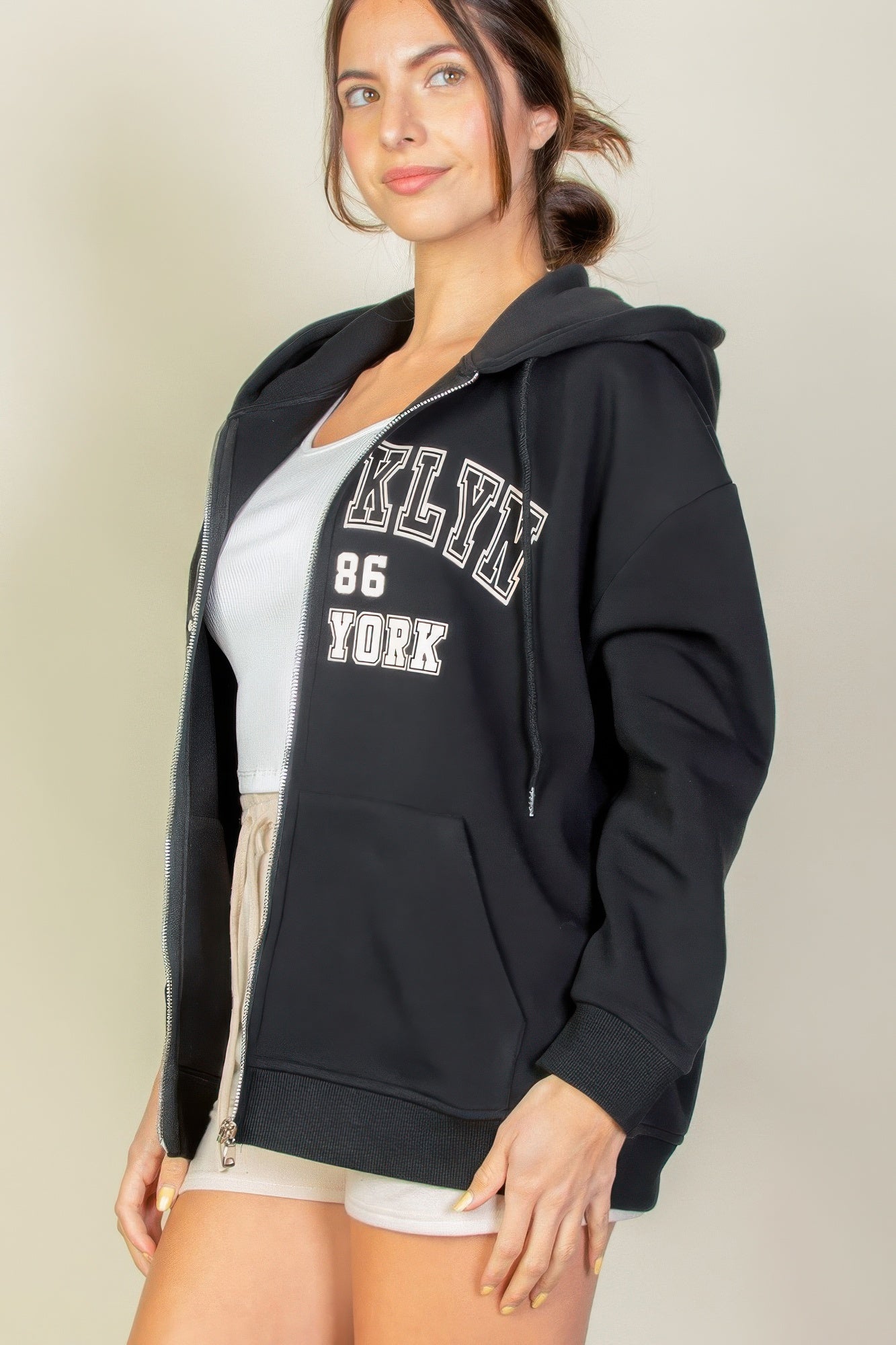 Sudadera con cremallera y hombros caídos gráficos
