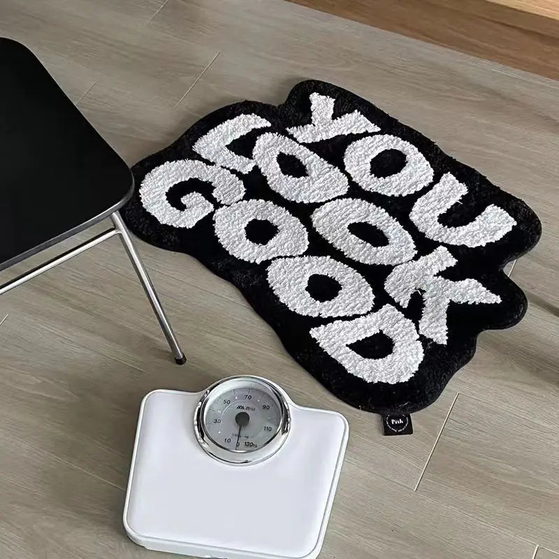 Alfombra de Felpa con Letras para el Costado de la Cama
