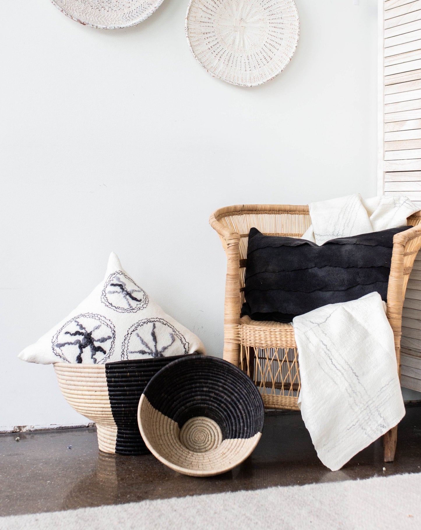 Bol en panier noir et naturel sur pied