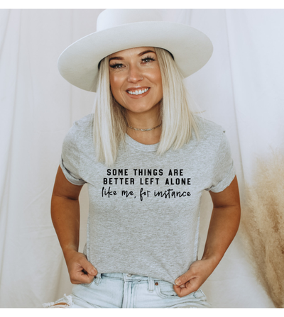 Camiseta gráfica "Better Left Alone" 5424