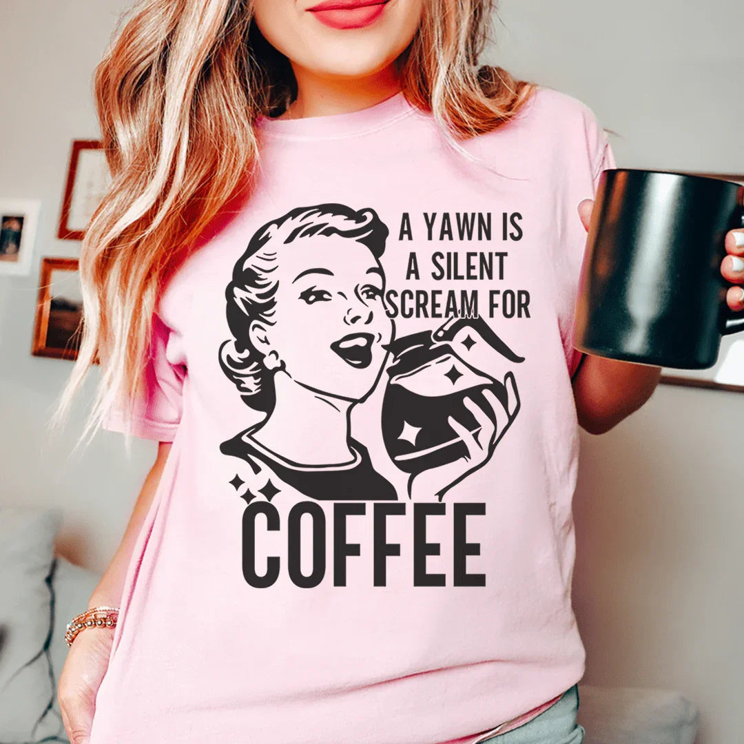 Un bostezo es un grito silencioso por café camiseta