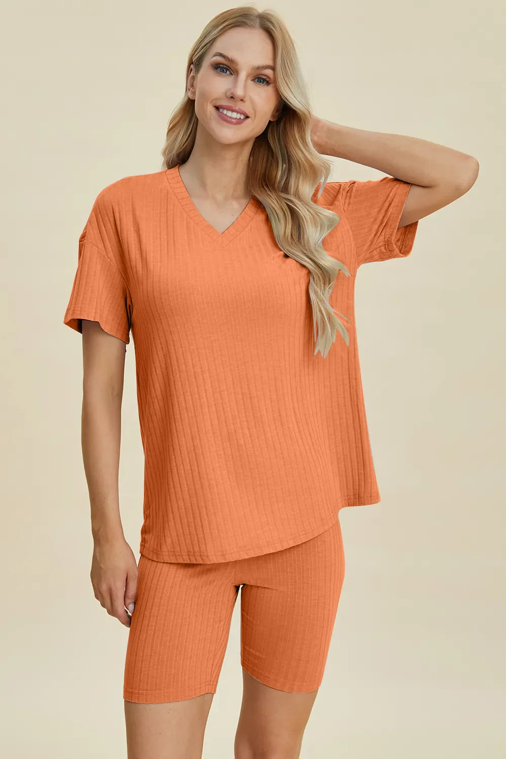Conjunto de Top y Shorts de Cuello en V de Tamaño Completo Basic Bae