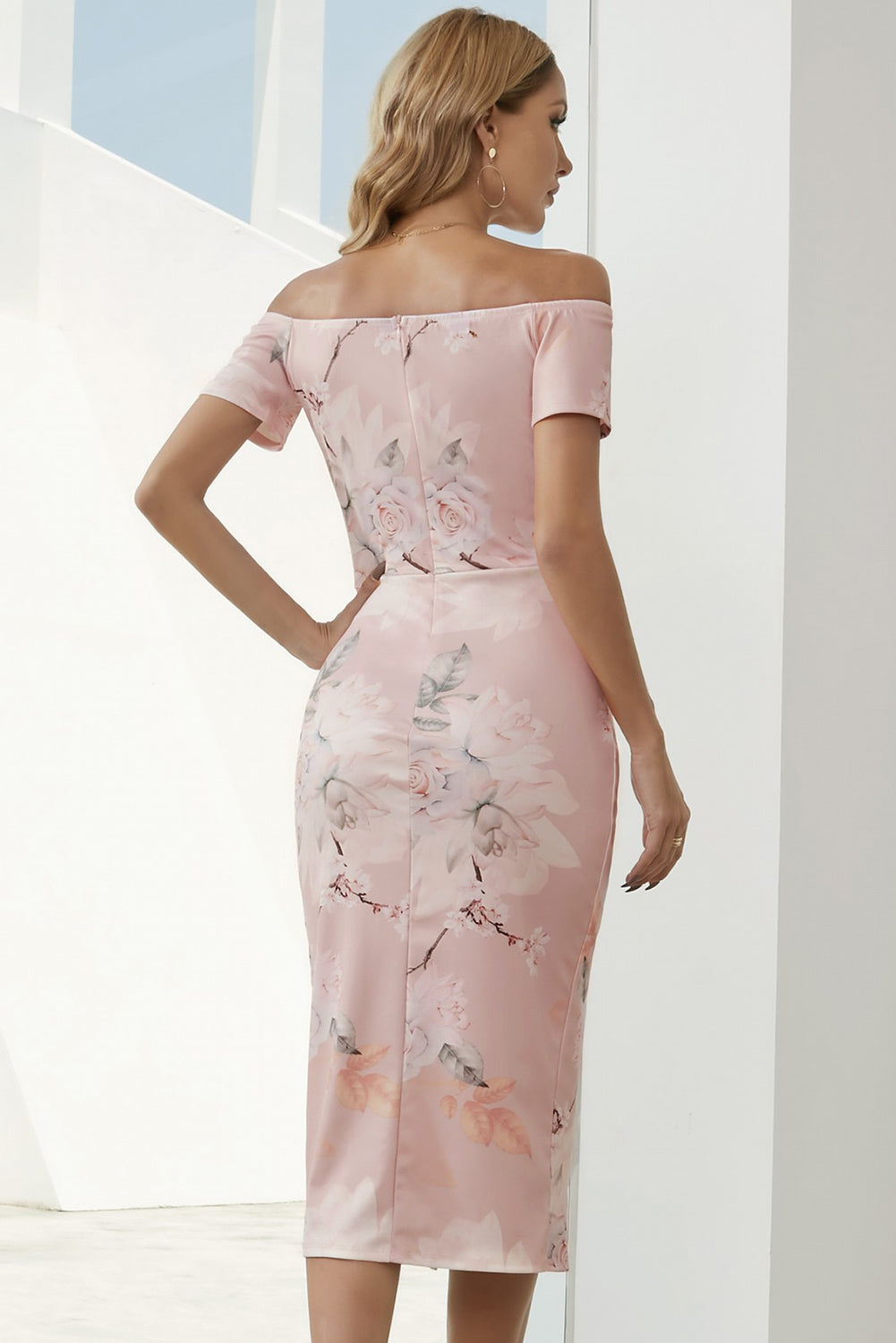 Robe midi charmante à épaules dénudées avec fente