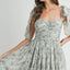 Robe midi froncée à buste floral avec lien d'épaule