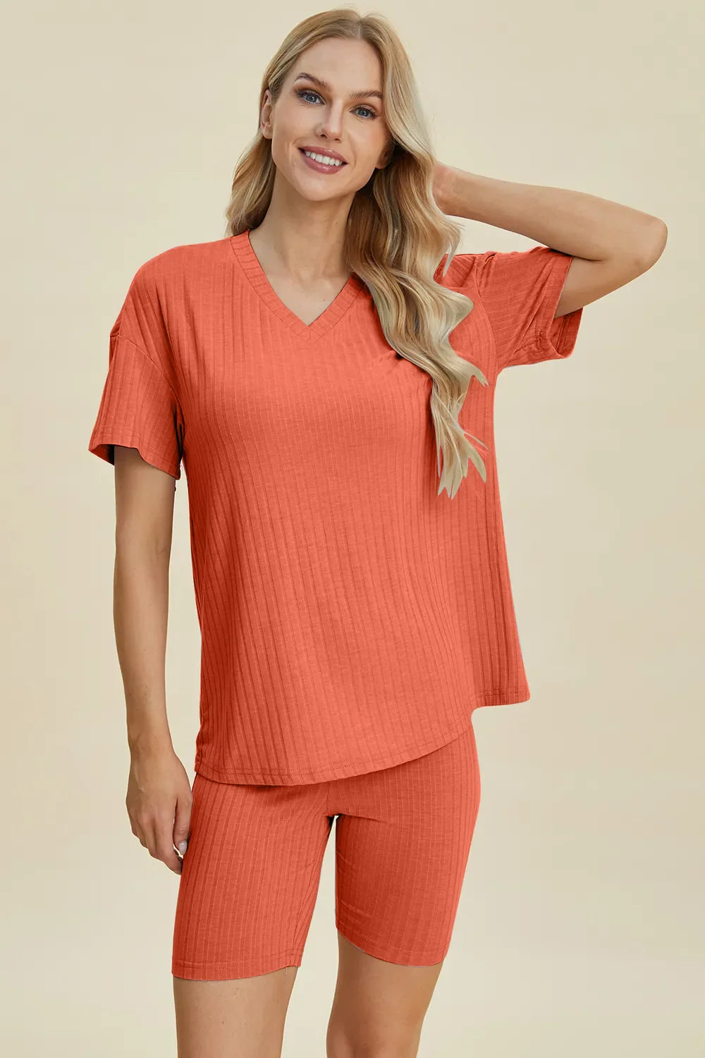 Conjunto de Top y Shorts de Cuello en V de Tamaño Completo Basic Bae