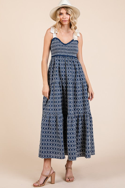 Robe midi à épaules nouées smockée brodée géométrique