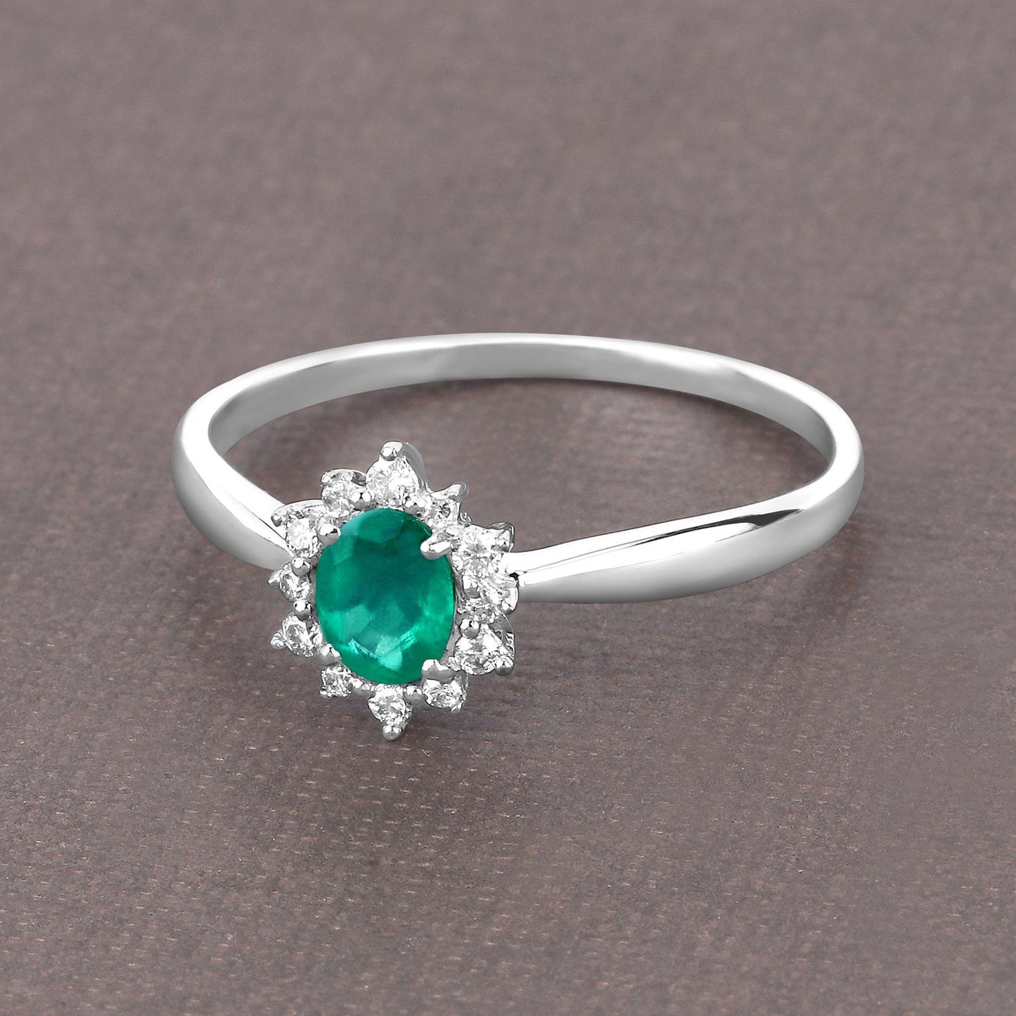 Bague de fiançailles en or blanc 14K avec émeraude zambienne de 0,40 carat et diamants