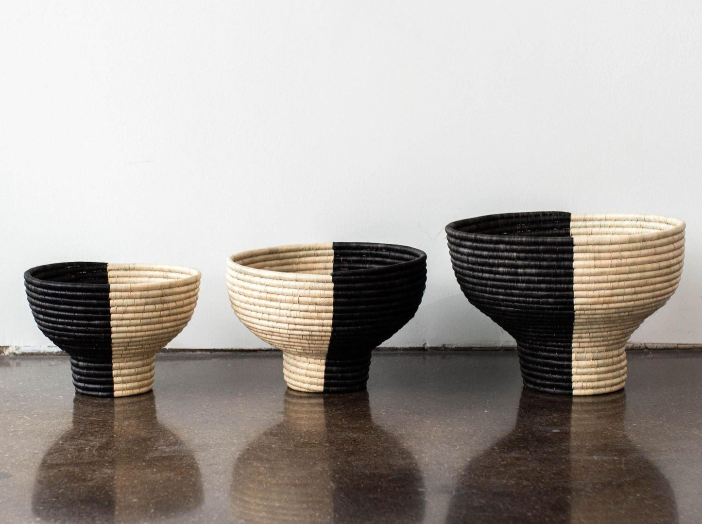 Bol en panier noir et naturel sur pied