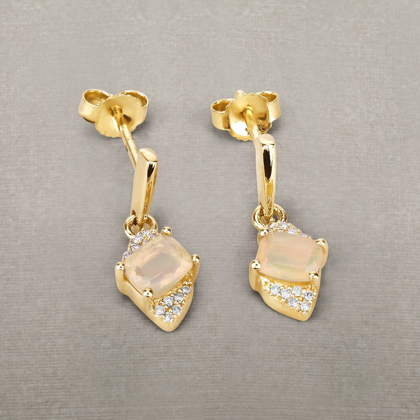 Boucles d'oreilles en opale éthiopienne et diamants blancs de 0,57 carat