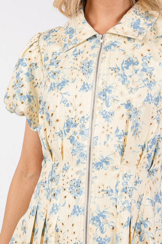 Vestido Mini Elegante de Verano con Ojal Floral y Mangas Abullonadas