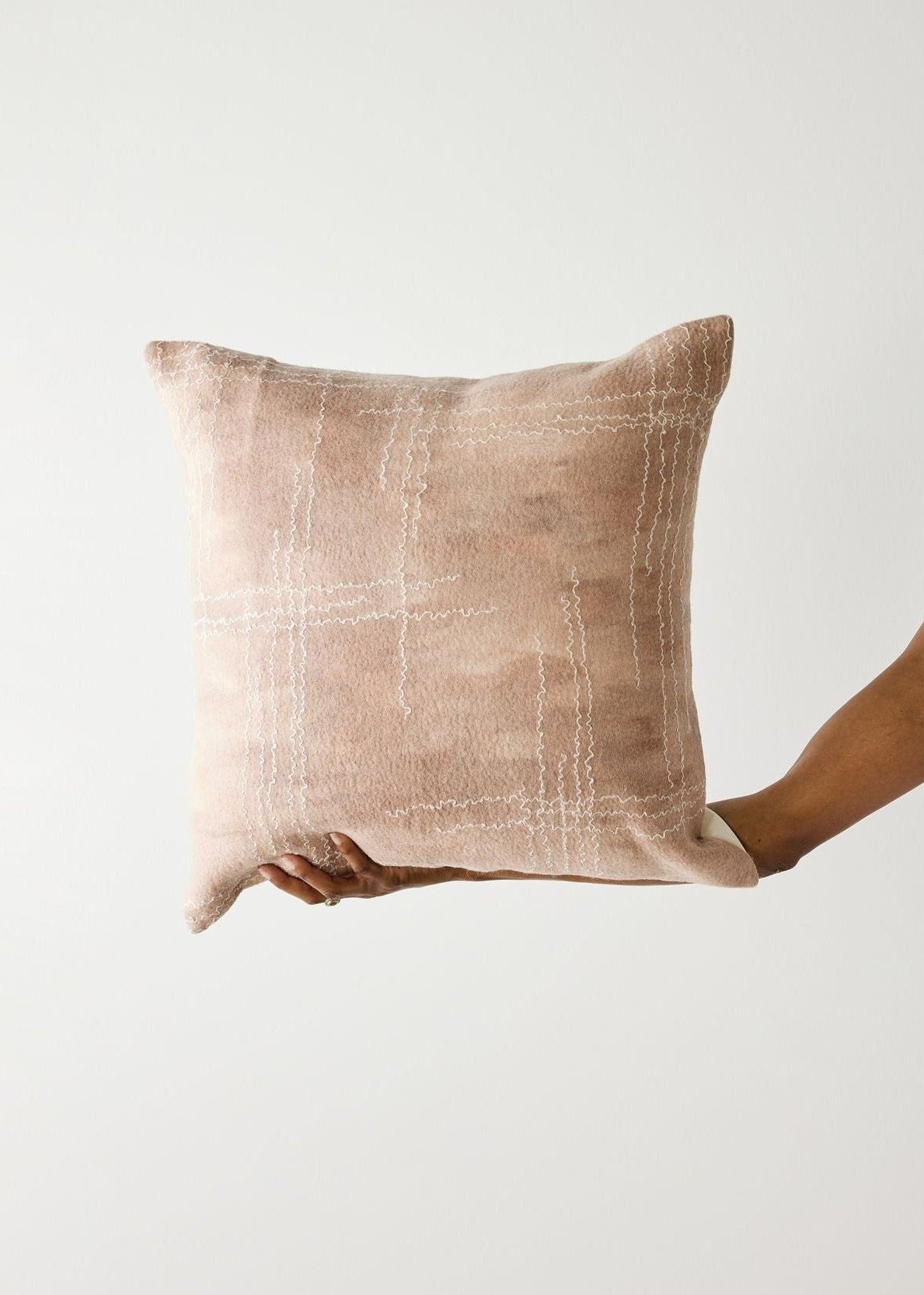 Coussin en Laine Mérinos Rose Poussière Linéaire Fait Main