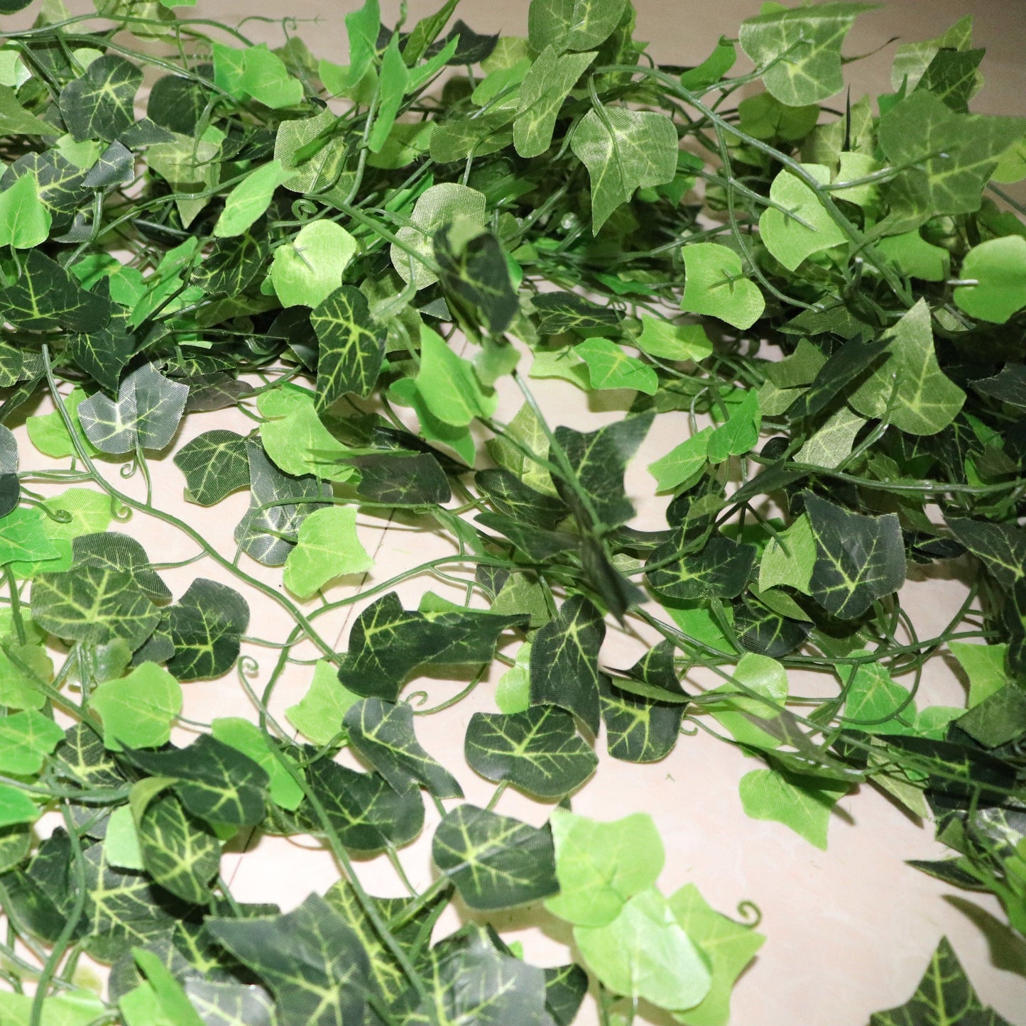 Guirnalda de Hojas de Hiedra Artificial - 2.4M Vides Colgantes para Decoración del Hogar