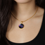 Collar de Pendiente Redondo con Cinta Morada Pulse