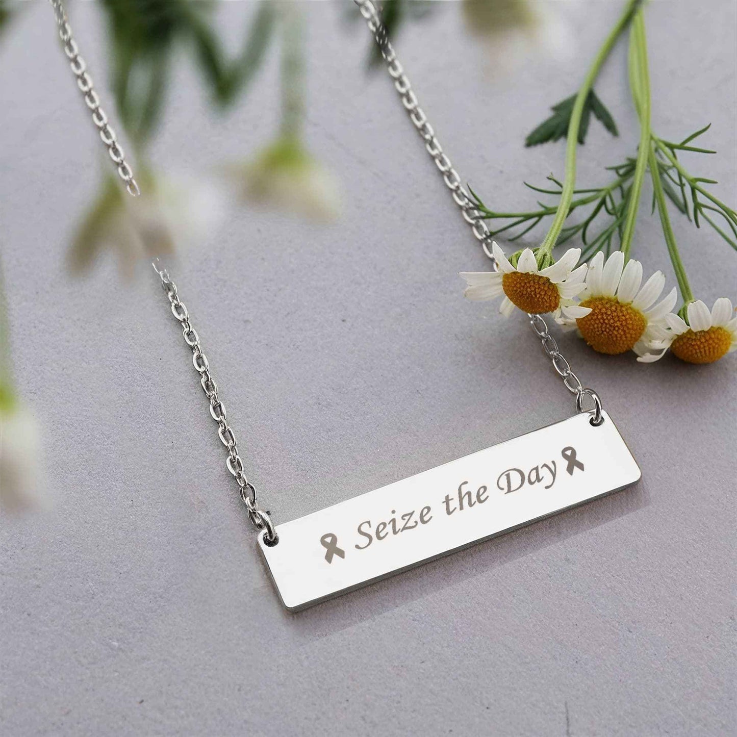 Collier à barre horizontale gravé Saisissez le jour