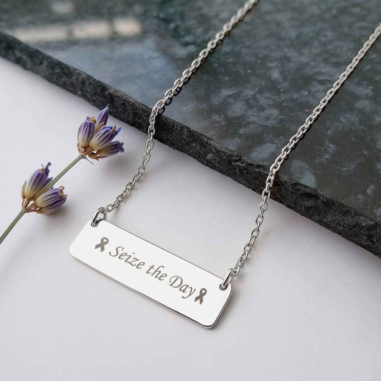 Collier à barre horizontale gravé Saisissez le jour