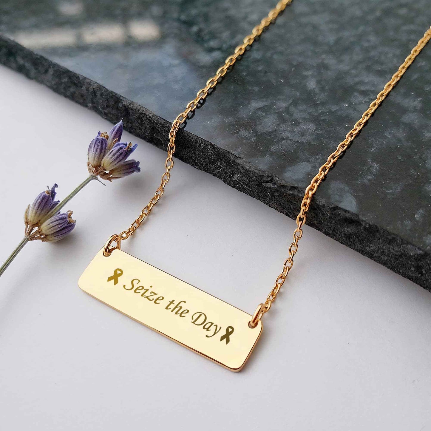 Collier à barre horizontale gravé Saisissez le jour
