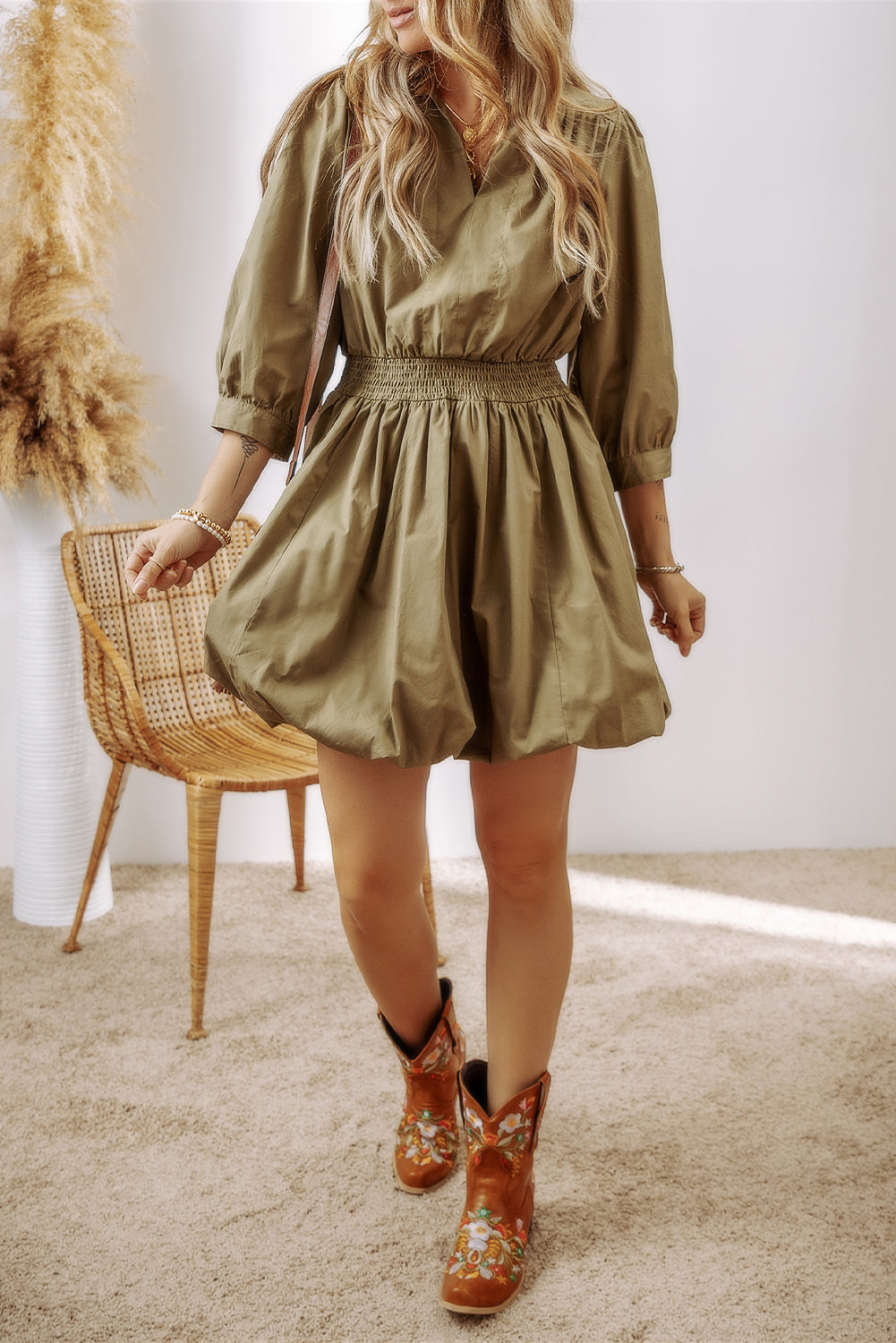 Elegante vestido mini verde con diseño smock atemporal