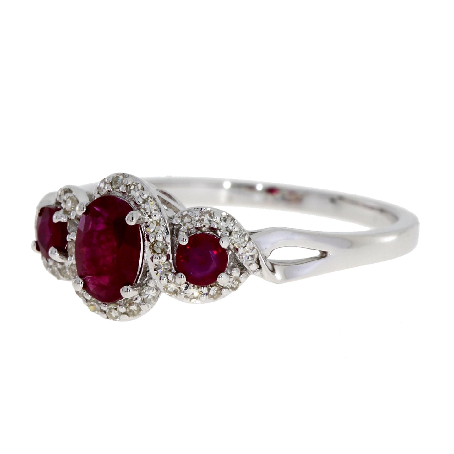 Anillo de 3 piedras con rubí y diamantes de 1.04ct en oro blanco de 14KT