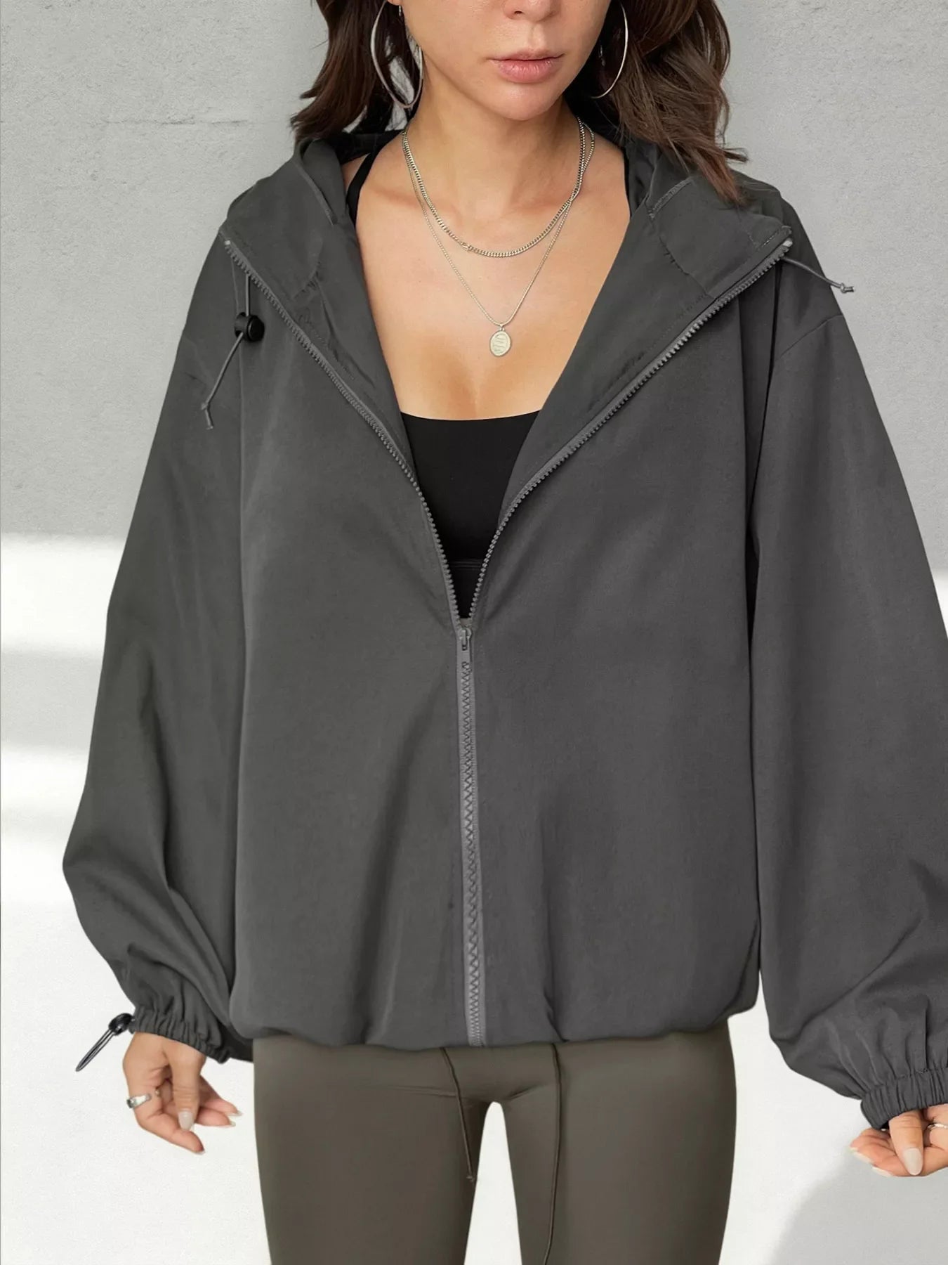 Veste à capuche zippée avec cordon de serrage