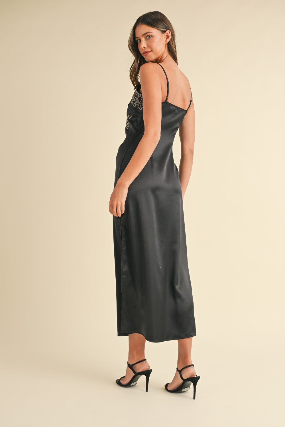 Vestido Midi de Satén con Abertura y Tirantes Bordados